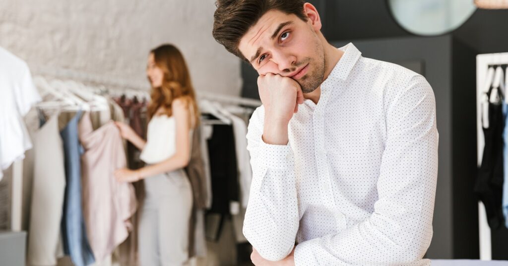 買うものを決めるのが遅い彼女にイライラする彼氏