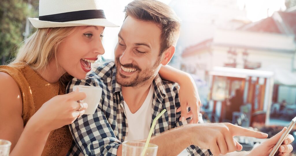 付き合う前にくっついてくる女性