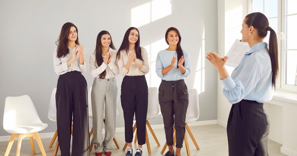 ひがみやすい人を褒める