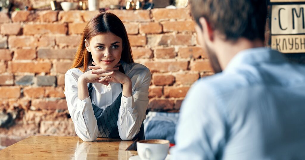 同じことを何回も言う男性を見る女性