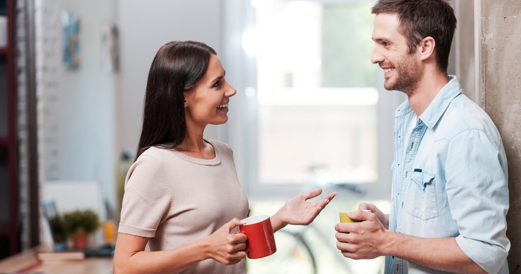 好きな男性にイメチェンした理由を聞く女性