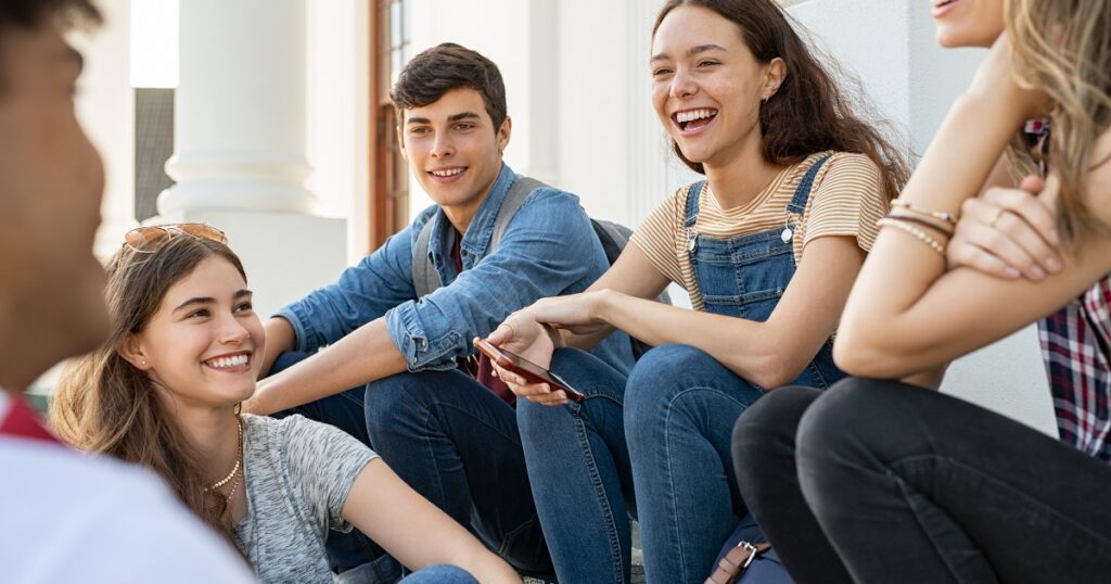 好きな男性のイメチェンを褒める女性