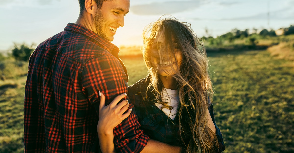 女性から腕を組むとその時の男性心理とは（付き合う前・付き合ってない）男心