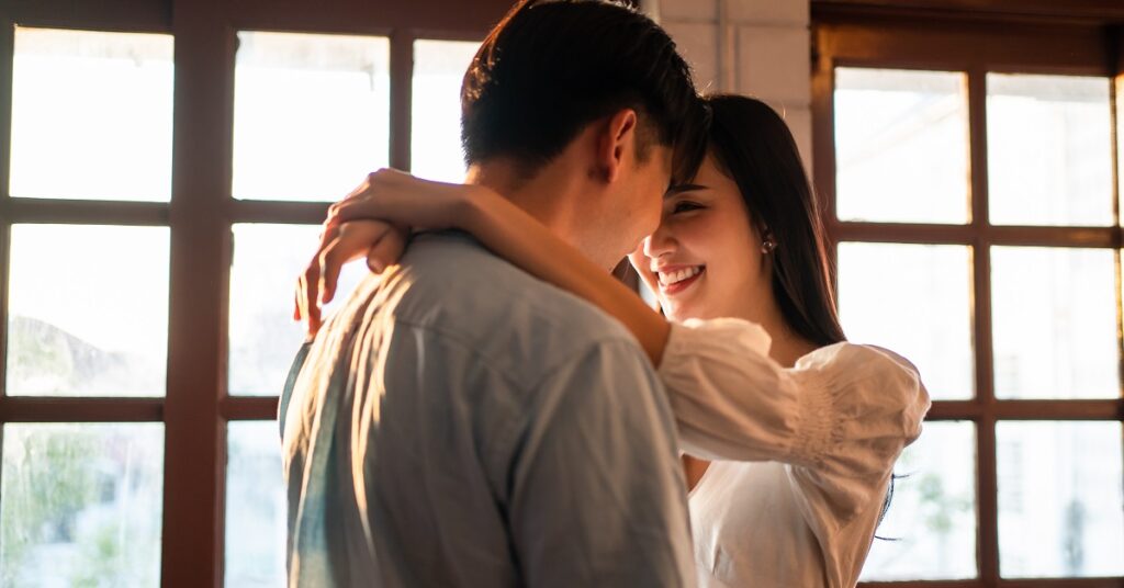 女性からキスを男性にする