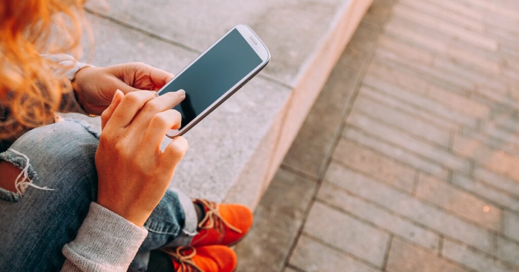 好きな人から長文のLINEが来た女性