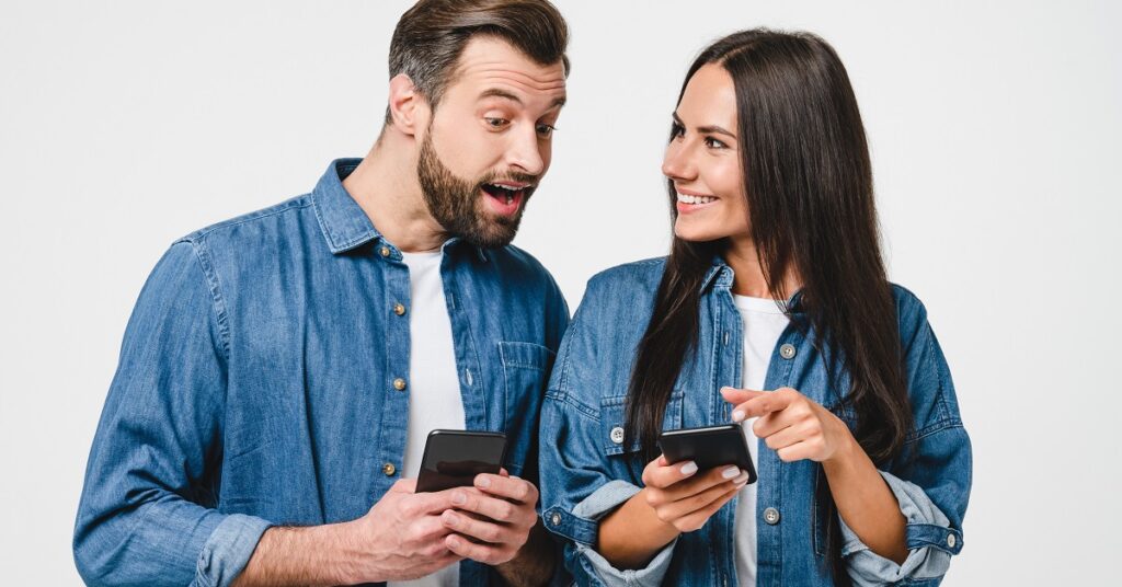 スタンプや絵文字を送る彼氏の姿