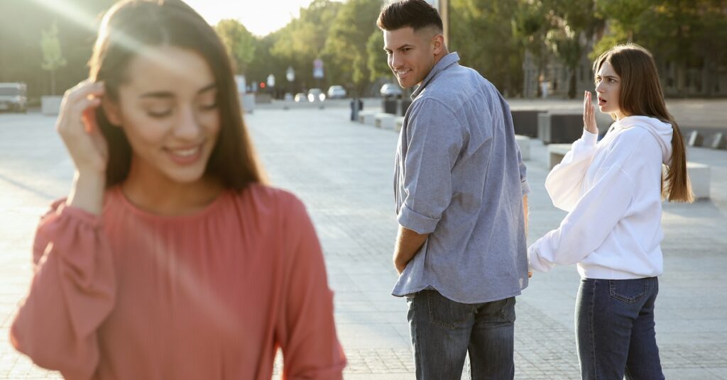 女性を目で追う男性