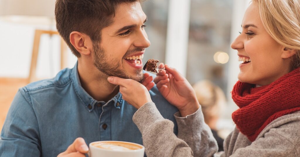 スプーンやフォークで間接キスをする女性