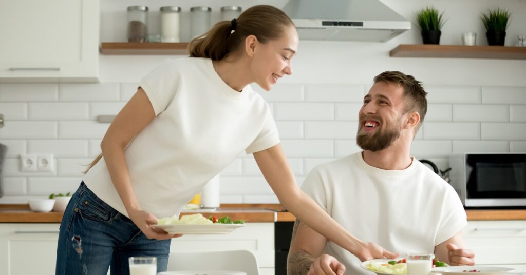 あいさつをする夫婦