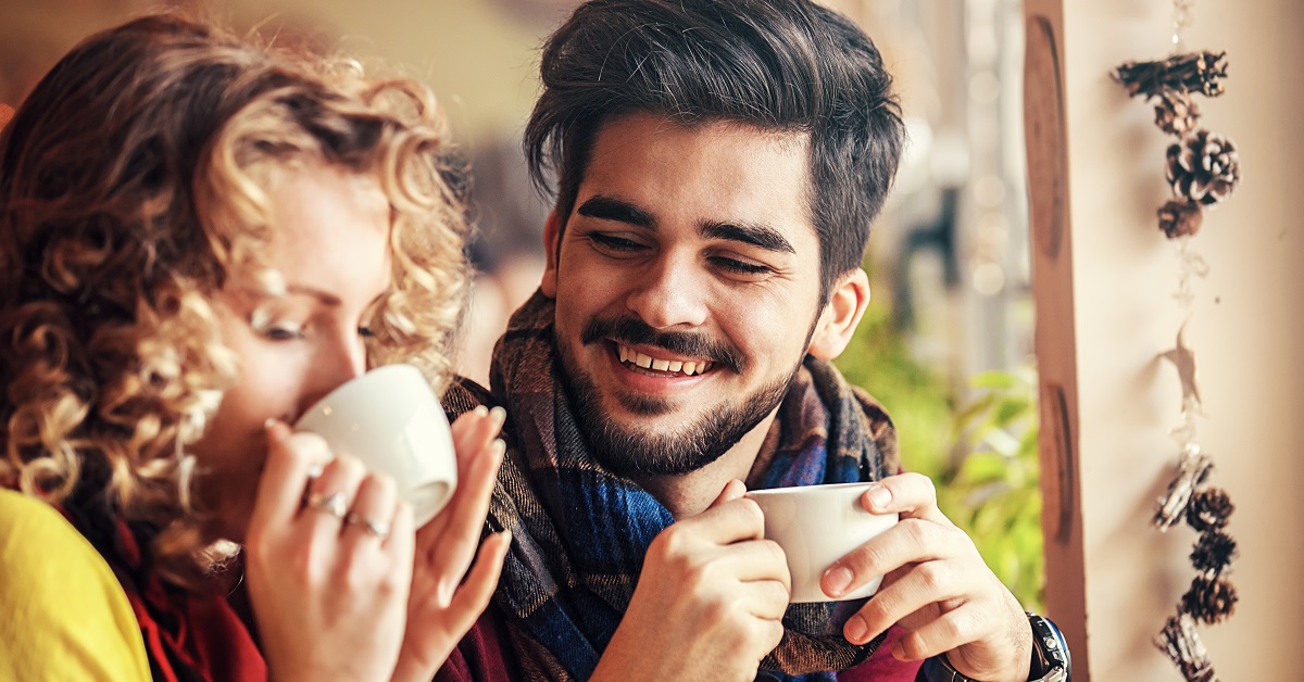 好きな人が隣にいる夢（隣に来る・座る・そばにいる）の心理と意味とは「夢占い」