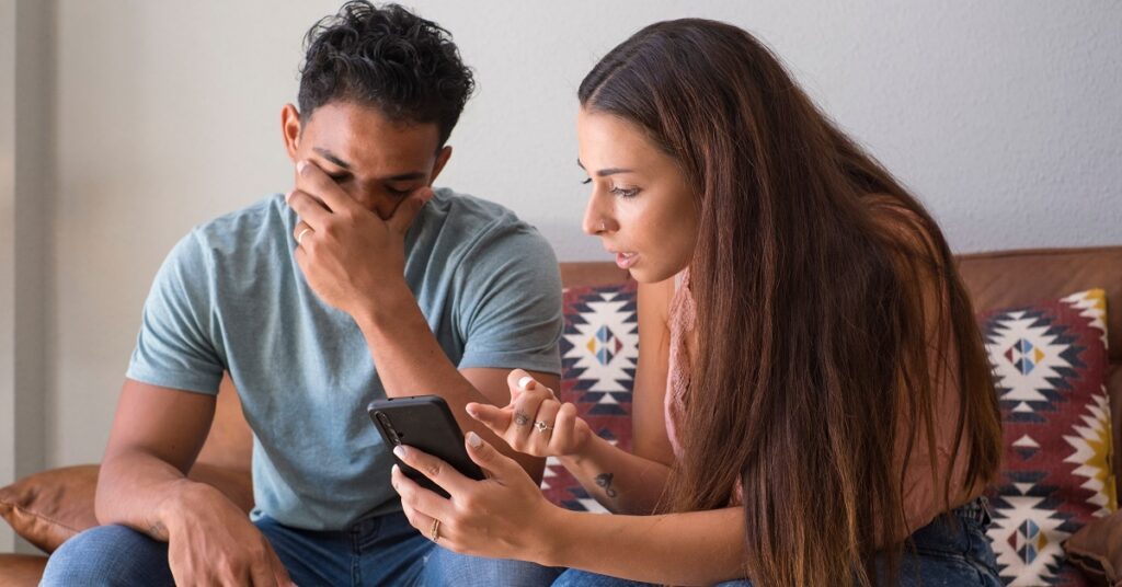 彼氏のスマホを勝手にチェックする女性