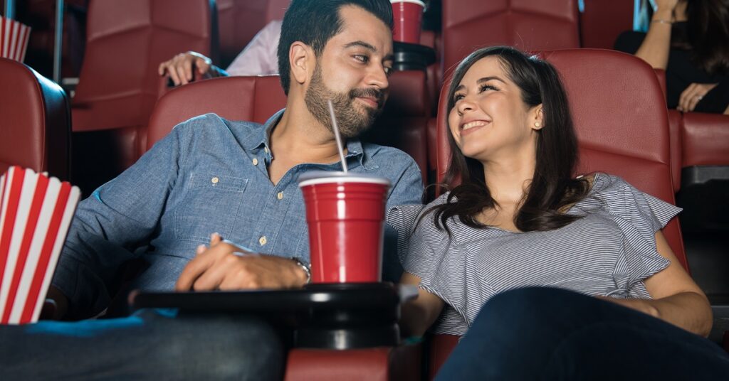 映画デートで男性をドキドキさせる女性