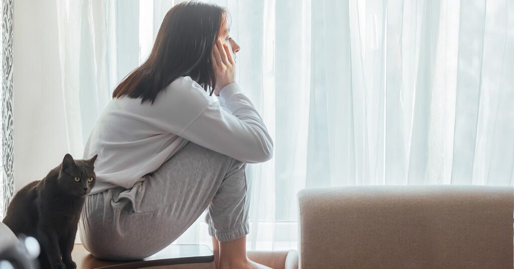 一人でぼーっとする中身がスカスカ女性