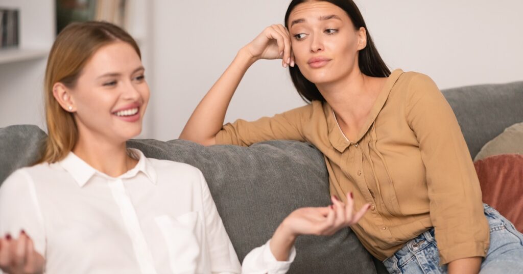 早口な女性に呆れる女性