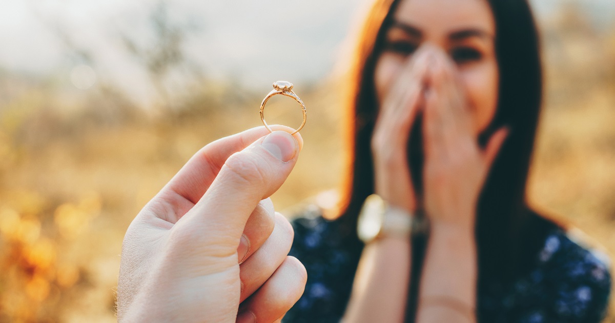 彼氏に指輪をもらう夢を見た彼女の心理と夢占いでの好きな人から意味・結婚や婚約