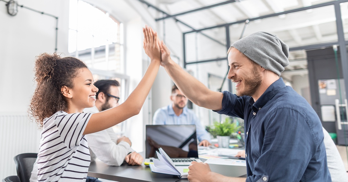 職場の同僚に片思い…。社内恋愛が実る好きな人への上手なアプローチ方法は？