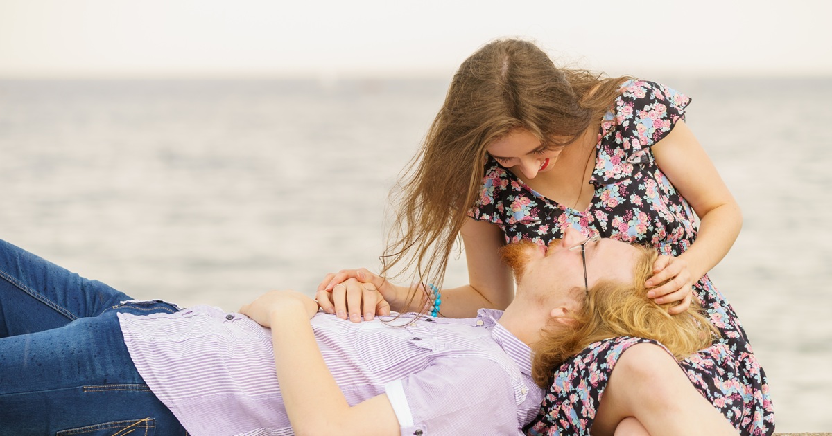 彼氏に「膝枕をする夢」を見た時の彼女の心理・夢占いでわかる女性の深層心理！