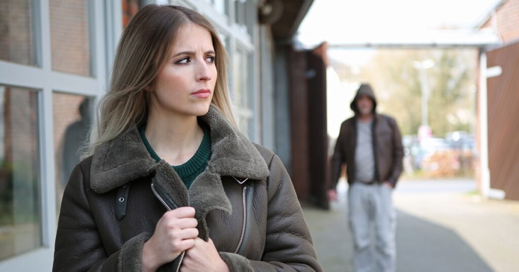 別れた後元彼がストーカーになる