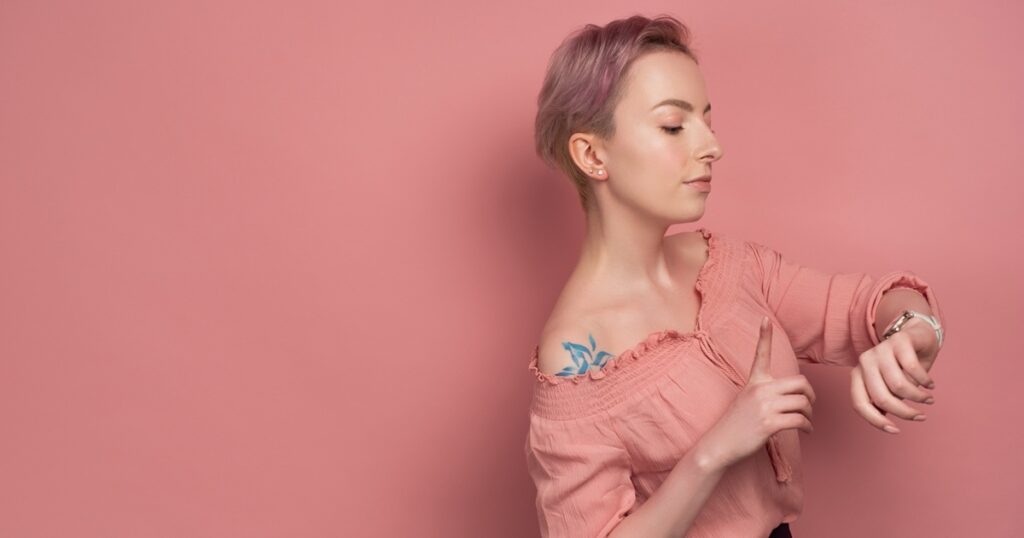 男性からモテるベリーショートの女性