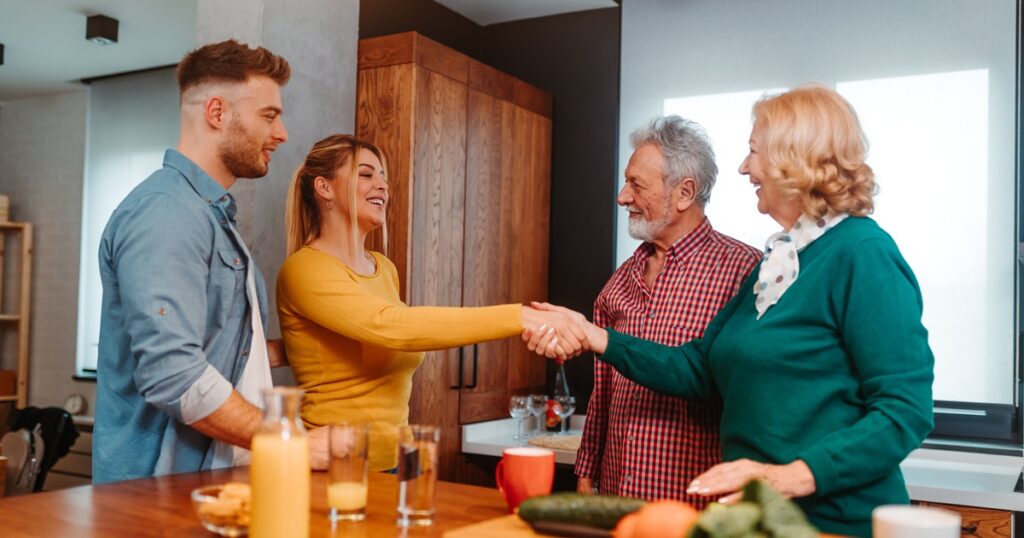 彼氏の両親に挨拶する彼女