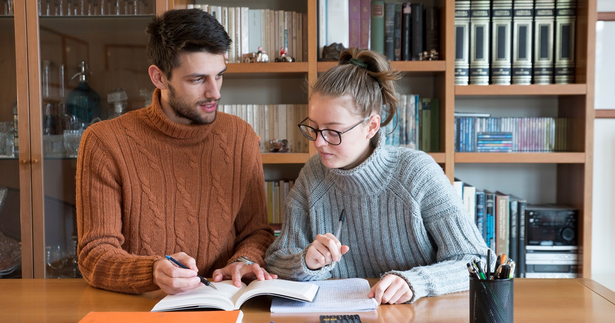 好きになって付き合う前にやめとた方がいいかも…。家庭教師との恋愛がNGな理由