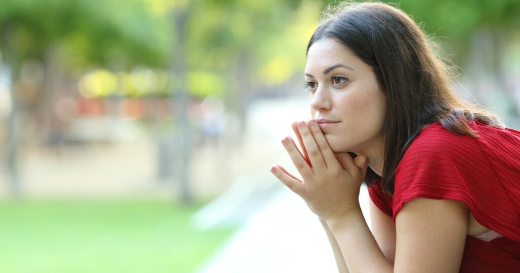 遠距離片思いしている女性