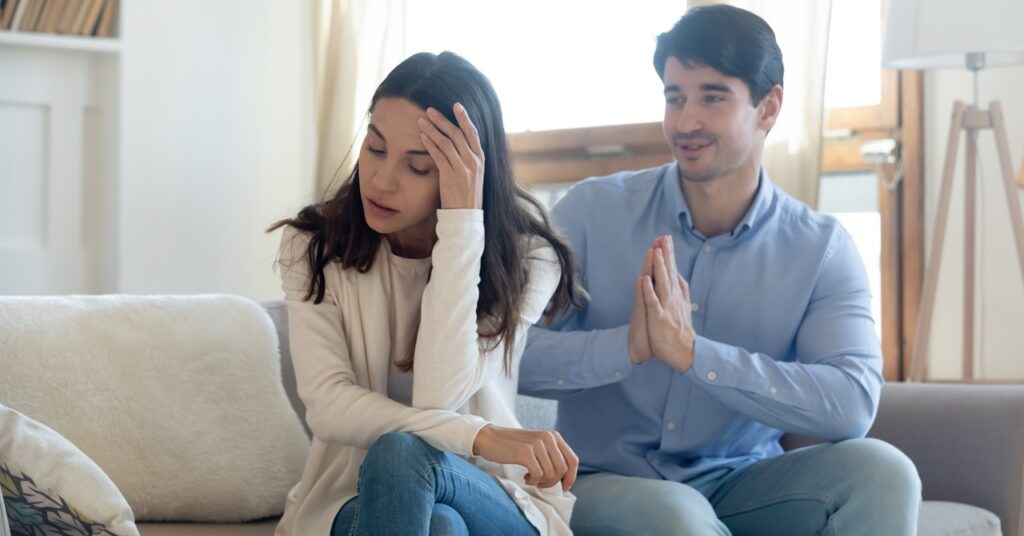 彼女にお金を貸してとお願いする彼氏