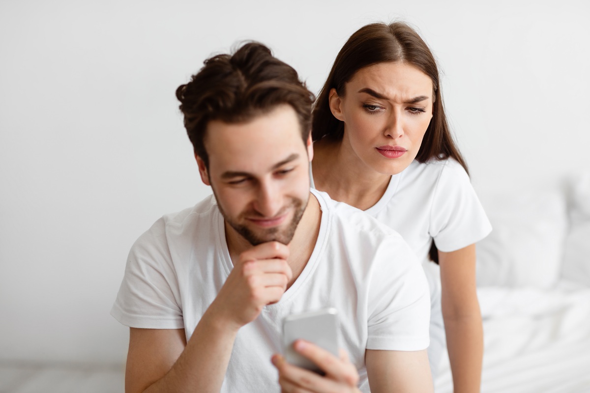 少し嫉妬深いよね！？女性は自分だけを見ていてほしい！彼女のヤキモチへの対処法