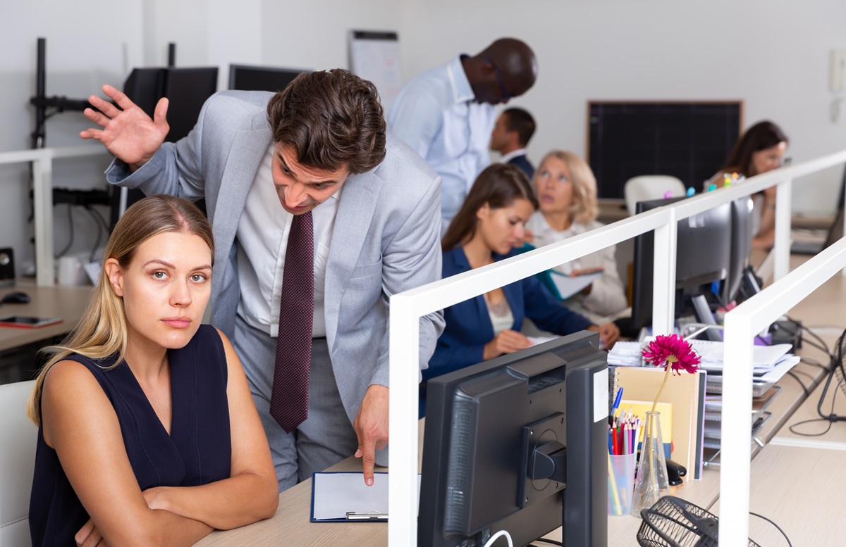 本当は話しかけてほしい？強がり？話しかけないでオーラを男に出す女の心理とは