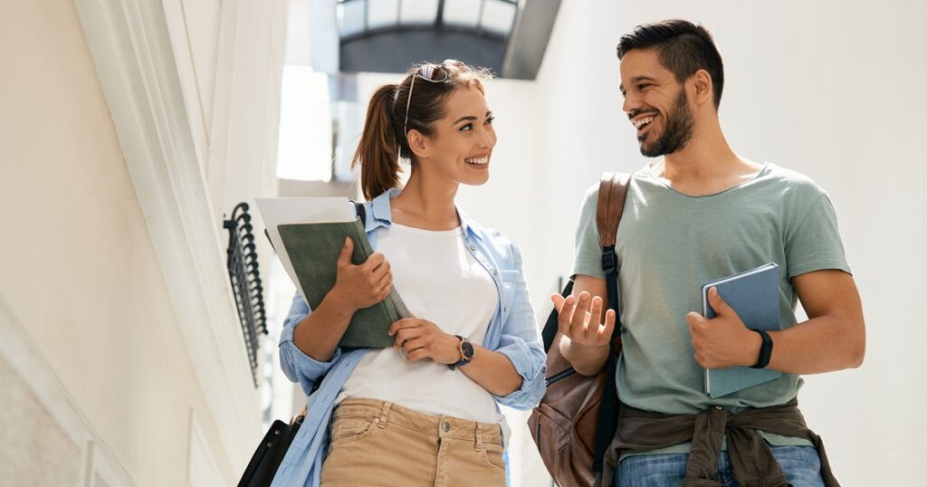気になる男性をデートに誘う女性