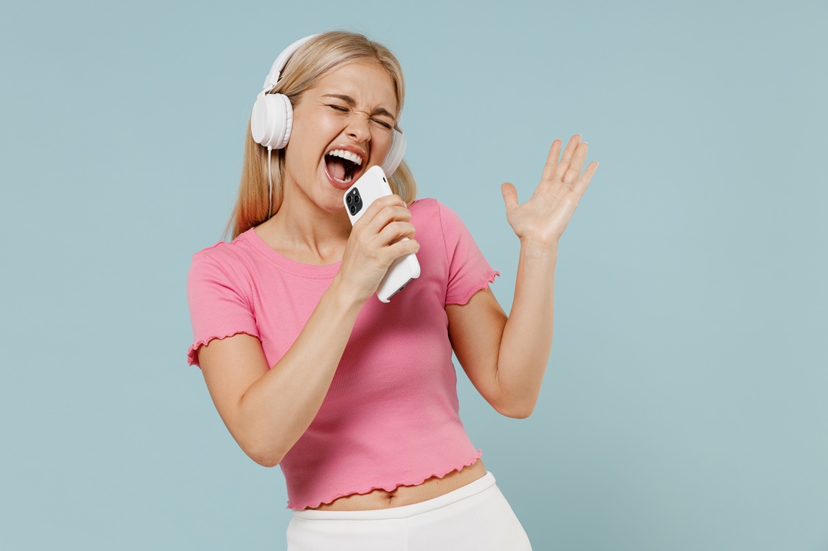 陽気、楽しそう、幸せそうなど、ポジティブなイメージ！「夢占い」歌う夢の意味