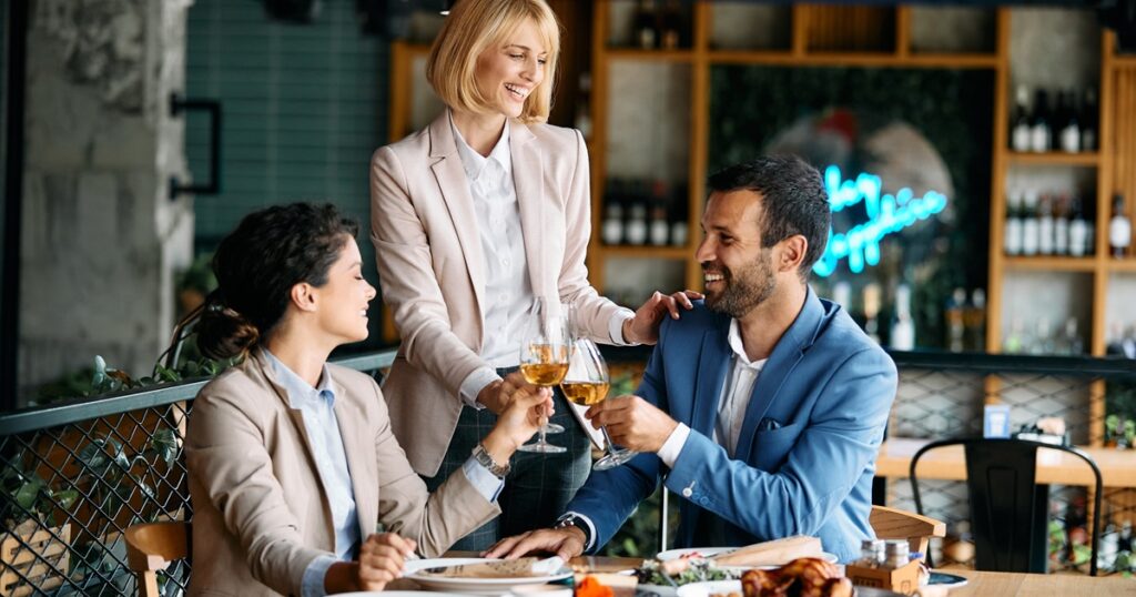 褒め上手なモテる女性
