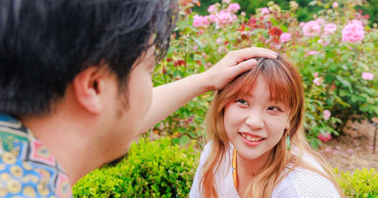 付き合っていないのに男性が女性の頭をポンポンする心理とは？ボディタッチの本音