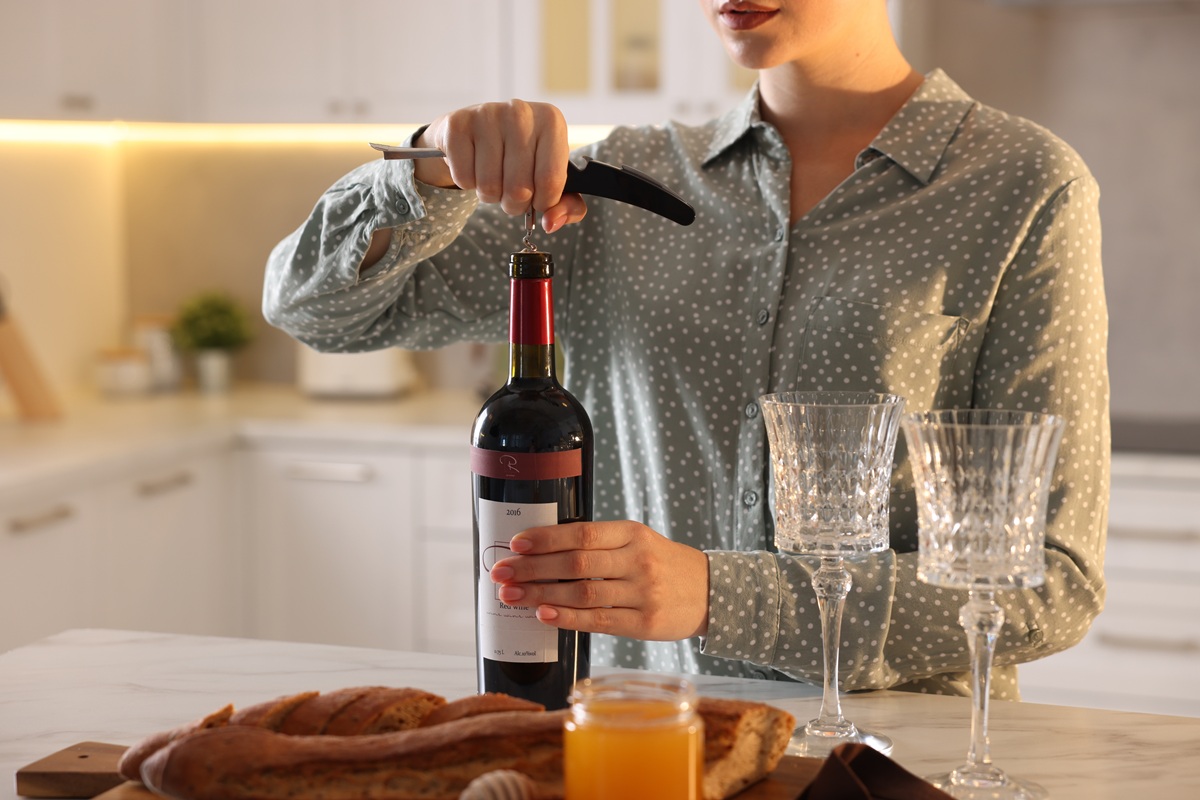 初心者の女性でも手軽にコルク抜きを出来る！簡単なワインのコルク抜きのコツとは