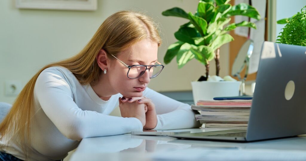 恋愛で三角関係に悩む女性