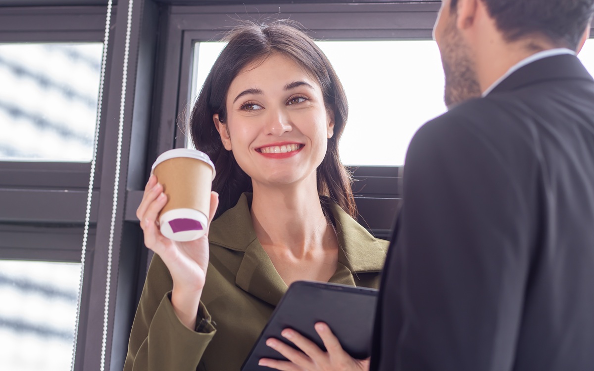 出世に便乗して自分も何か得をしたい？出世する人に媚びる女の特徴と心理とは