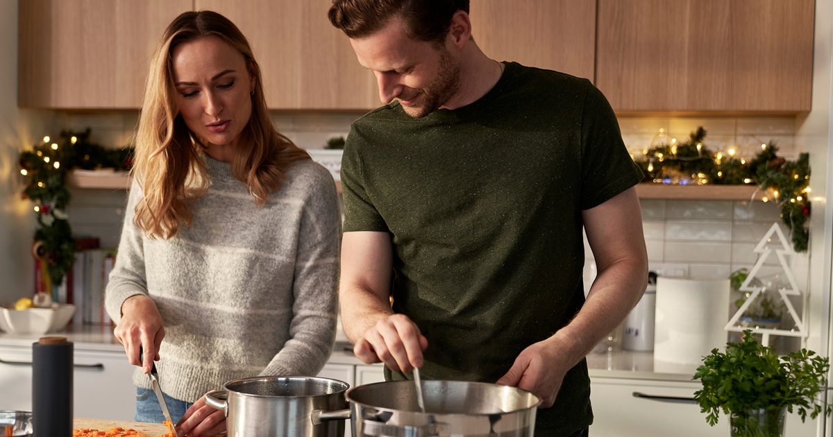 彼氏が不器用な彼女を可愛い♡と思う瞬間！器用な女性より好きな男性は多い？