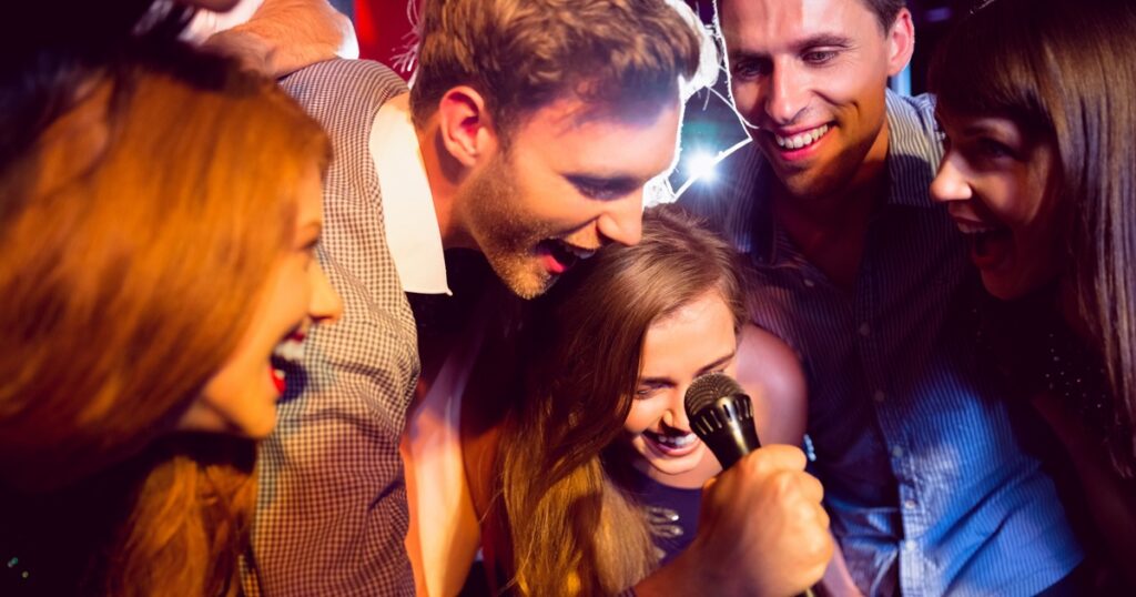 カラオケ合コンでモテる女性