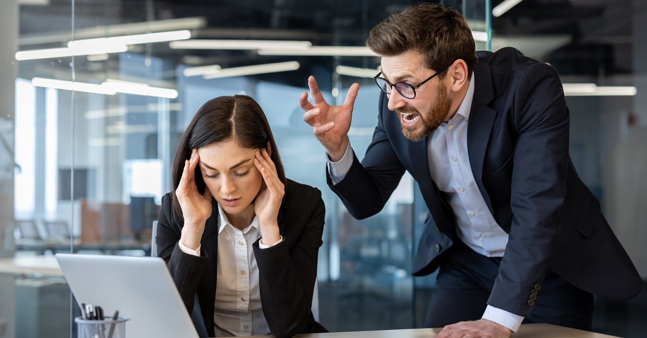 声を荒げる・喚き散らす…怒鳴る人の心理と怒ると感情的になる人への対処法