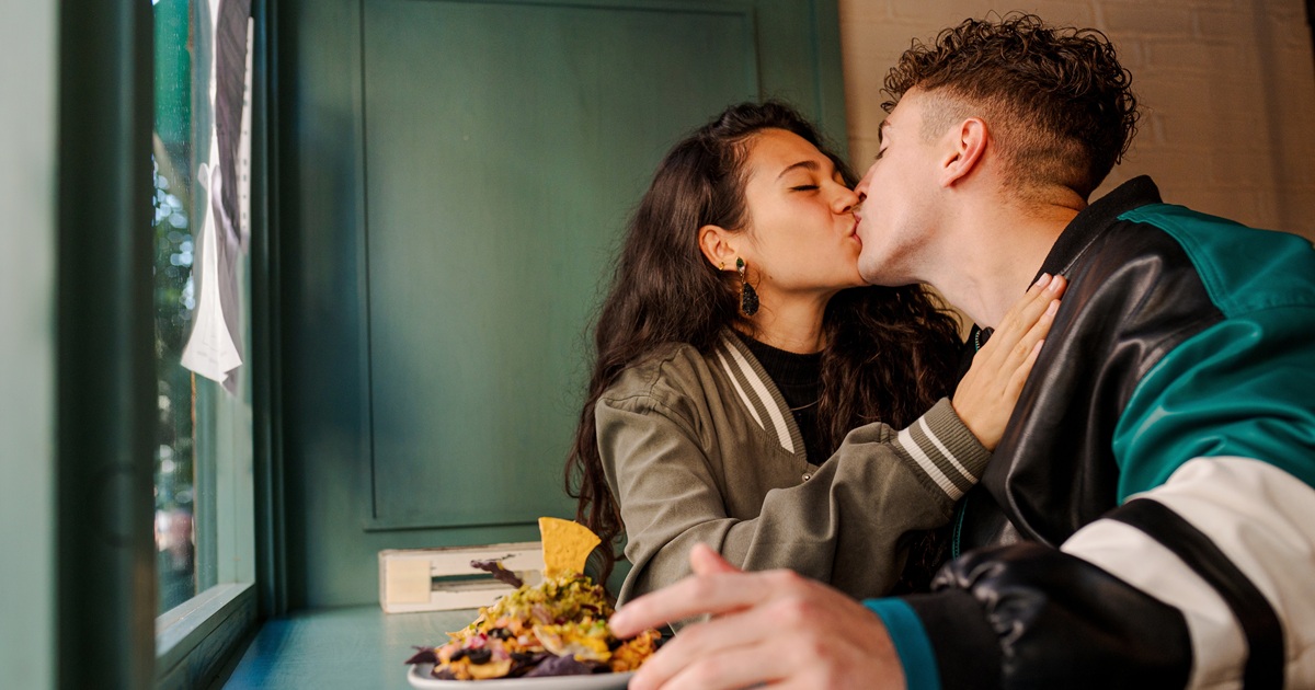 この状況どうしたらいい？彼氏がいるのに男友達にいきなりキスされた時の対処法