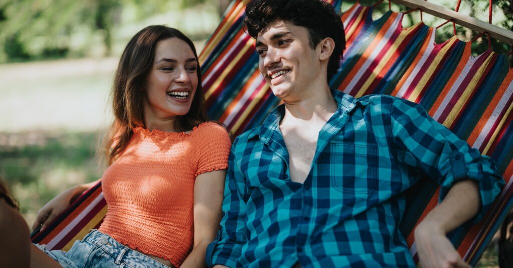 友達の紹介で出会った男性を好きになる