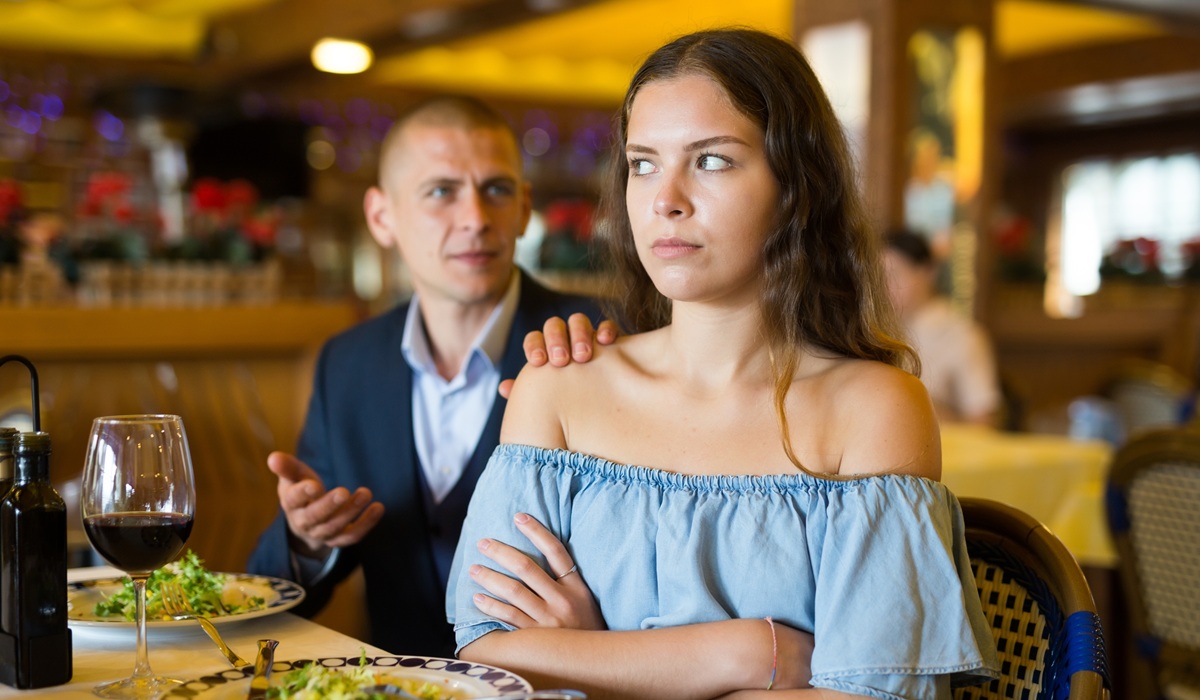 デート中に彼女が沈黙する理由とは…男性目線の対処方法。困ったら実践してみて！