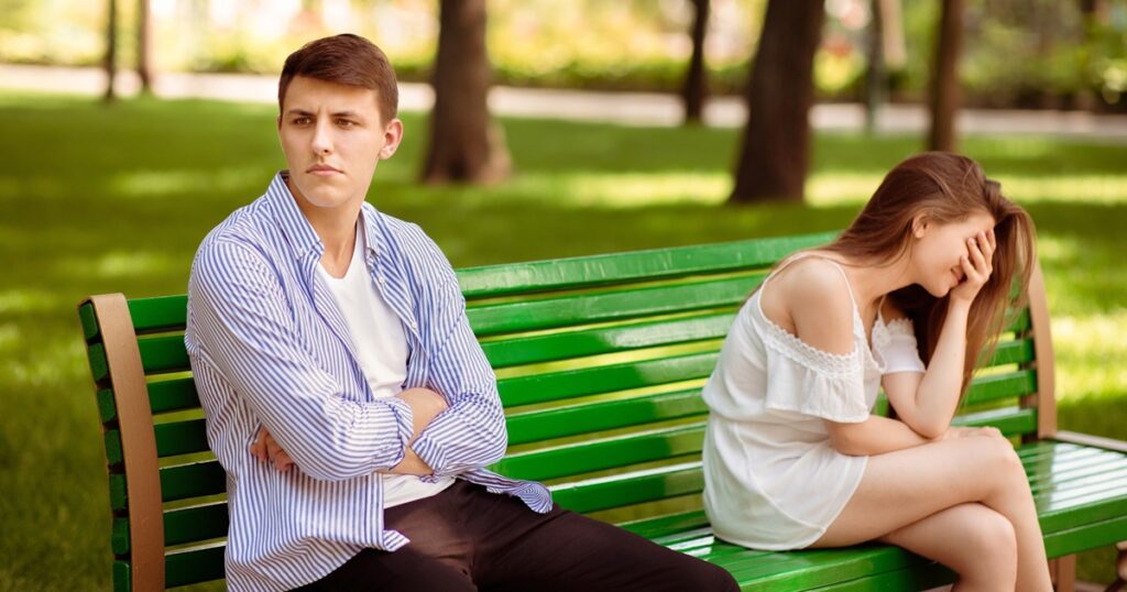 嫉妬深い彼氏と付き合う彼女