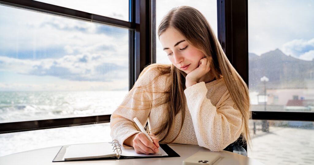 日記を書くモテる女性