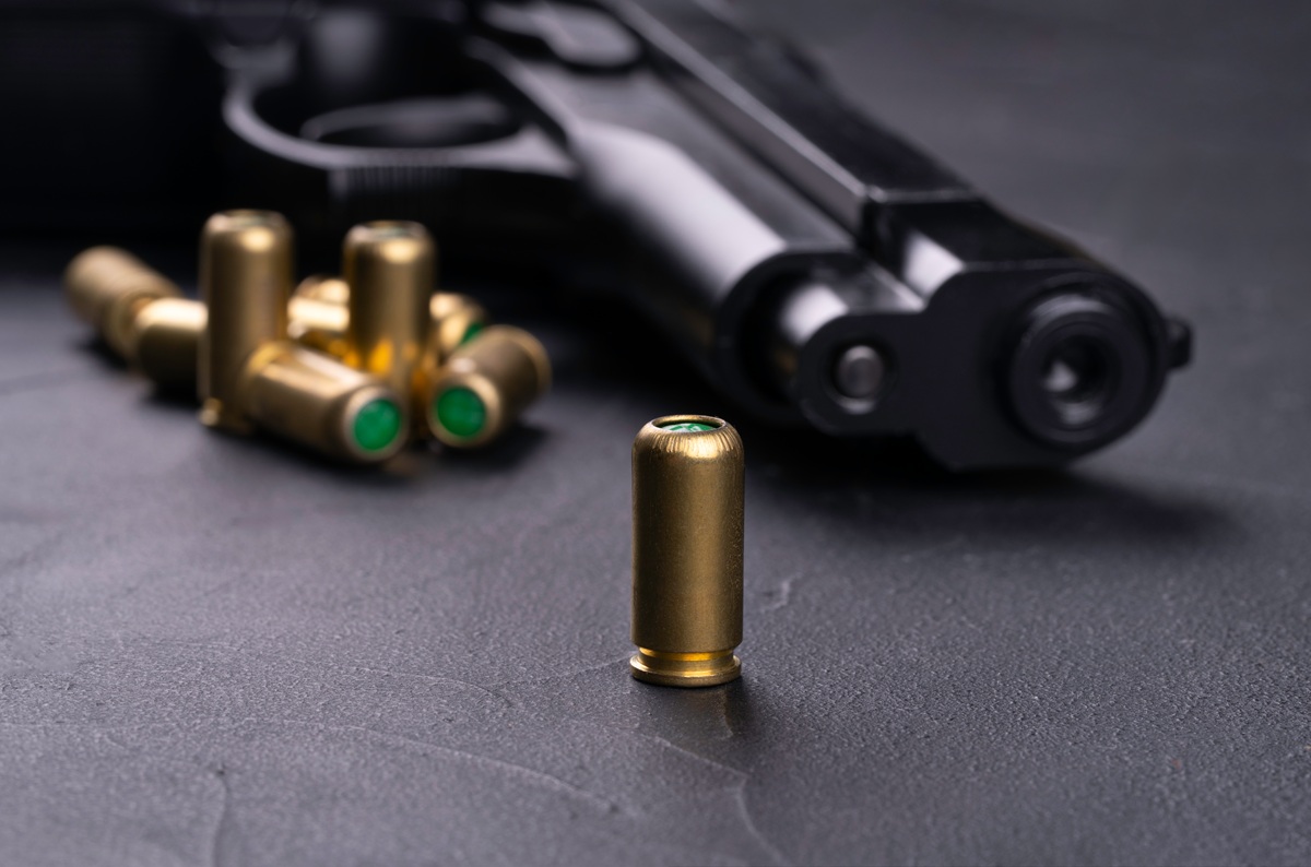 「夢占い」銃で撃たれる夢にはどんな意味がある？…悩みを解決するための突破口？