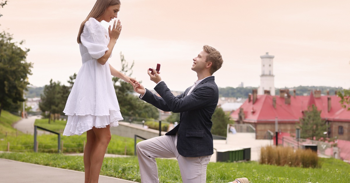 彼女から意思を伝える？結婚を焦らせる？彼氏にプロポーズさせる方法はこちら！