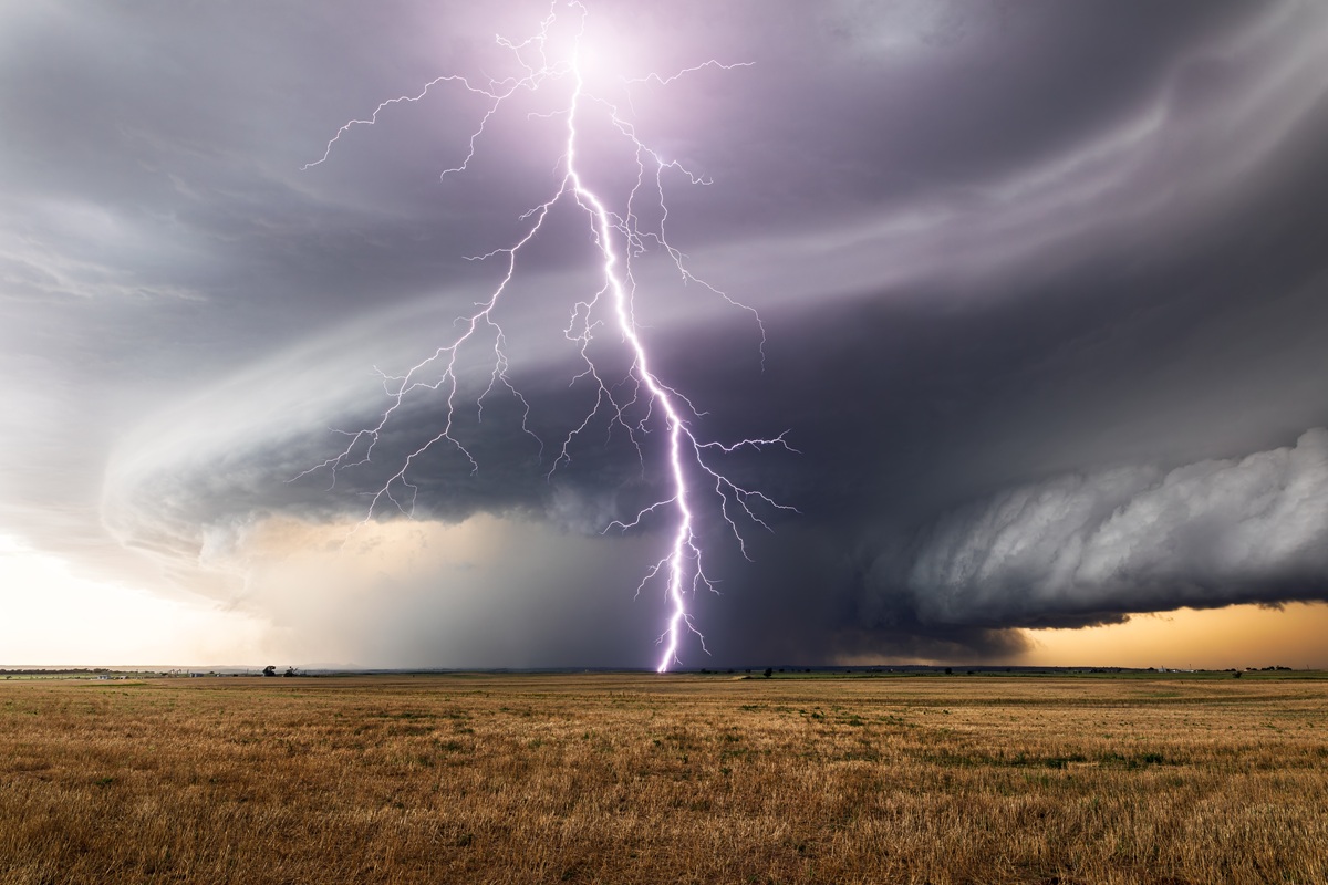 シチュエーションによってその意味の良し悪しは変わってくる「夢占い」嵐の夢