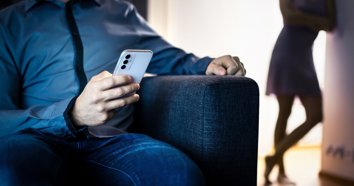 彼女の前でスマホ触らないのは怪しい？彼氏のよくある行動から浮気を見破る方法