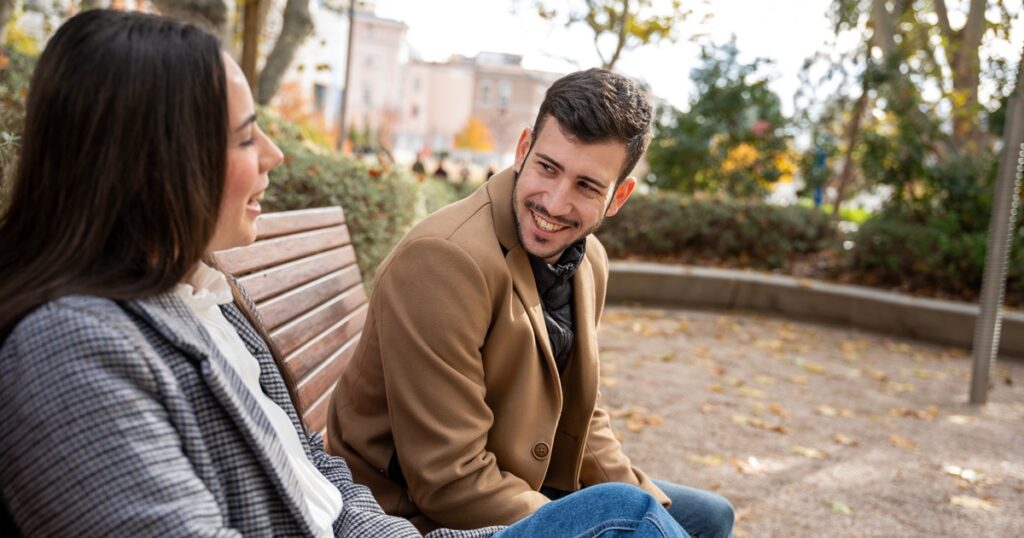 気になる男性からの告白を待つ女性