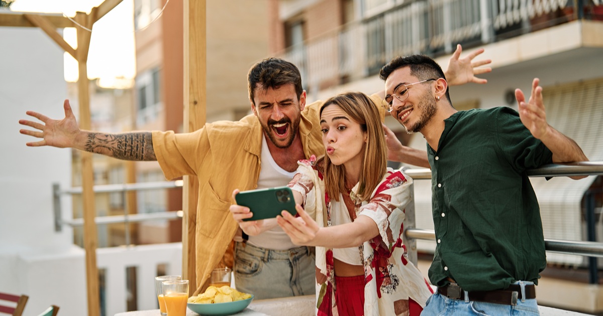 実は恋愛上手！？いじられキャラの女性が男性たちからモテる8つの理由とは！